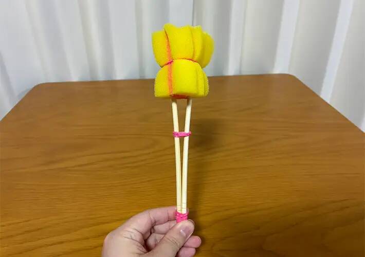 切り込みを入れたスポンジに『割り箸』を挟めばOK　食器洗いがラクになる簡単アイディア