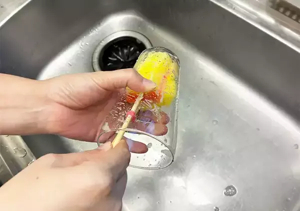 「切り込みを入れたスポンジに『割り箸』を挟めばOK　食器洗いがラクになる簡単アイディア」の画像