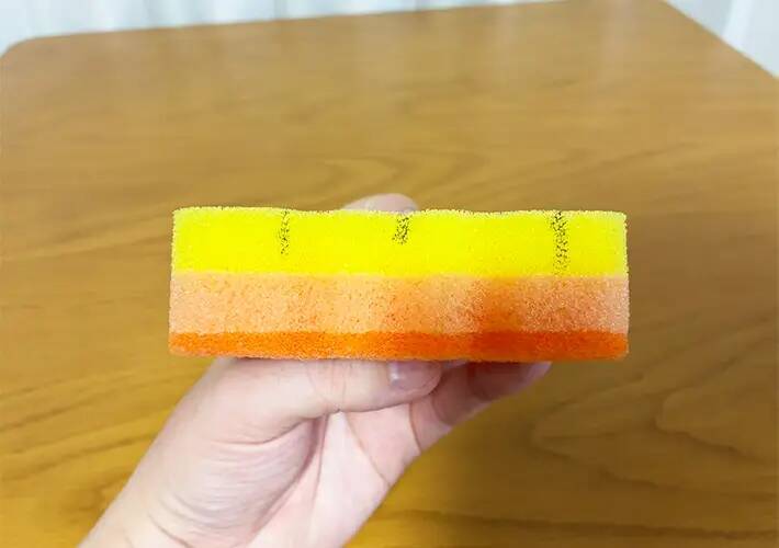 切り込みを入れたスポンジに『割り箸』を挟めばOK　食器洗いがラクになる簡単アイディア