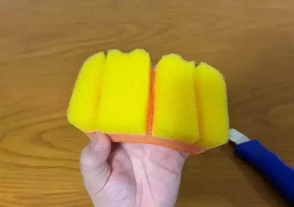 「切り込みを入れたスポンジに『割り箸』を挟めばOK　食器洗いがラクになる簡単アイディア」の画像