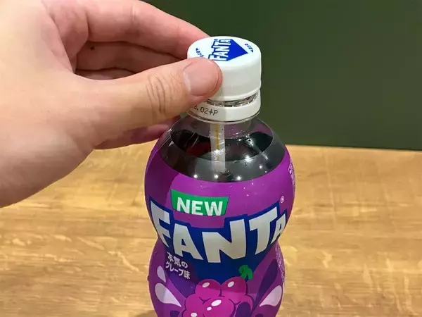 子供の「ストロー取って」がなくなる！　ペットボトルにストローが落ちない『逆さ差し』テク