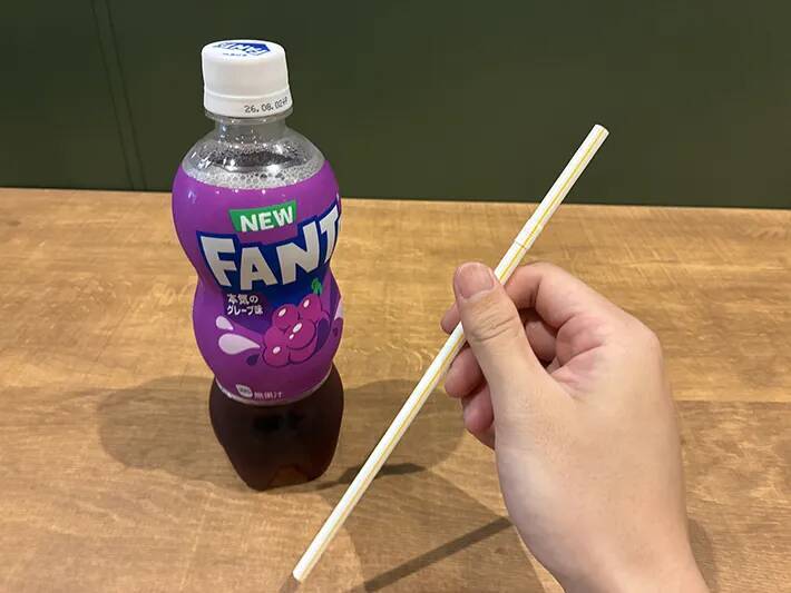 子供の「ストロー取って」がなくなる！　ペットボトルにストローが落ちない『逆さ差し』テク