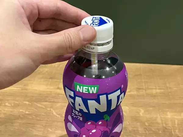 「子供の「ストロー取って」がなくなる！　ペットボトルにストローが落ちない『逆さ差し』テク」の画像