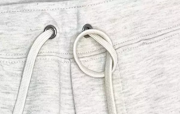 「そんな方法が！　SNSで話題のズボンのヒモの結び方とは？」の画像