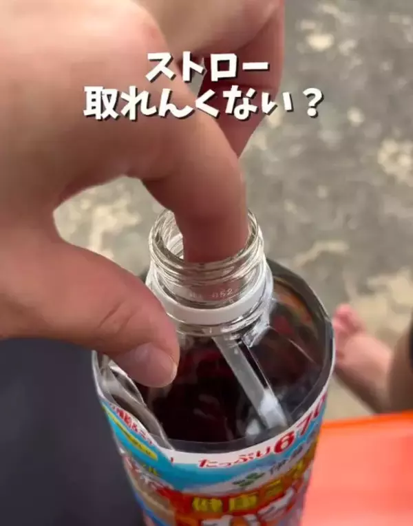 「ストローが沈まない裏技　差し込み方に「なるほど」「これは助かる」」の画像