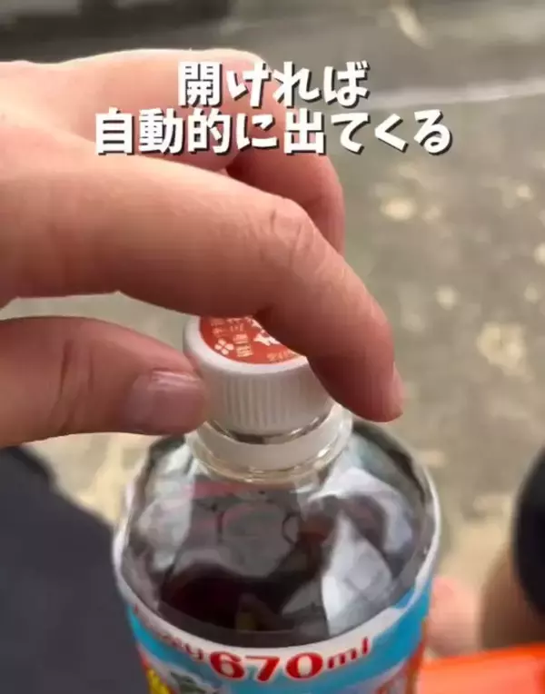 「ストローが沈まない裏技　差し込み方に「なるほど」「これは助かる」」の画像