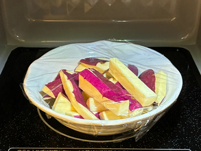 旬のサツマイモを棒状に切って…　『甘さ2倍』の簡単レシピに「参りました！」