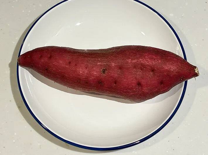 旬のサツマイモを棒状に切って…　『甘さ2倍』の簡単レシピに「参りました！」