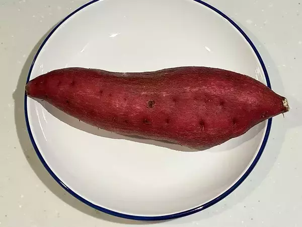 「旬のサツマイモを棒状に切って…　『甘さ2倍』の簡単レシピに「参りました！」」の画像