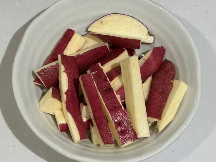 旬のサツマイモを棒状に切って…　『甘さ2倍』の簡単レシピに「参りました！」