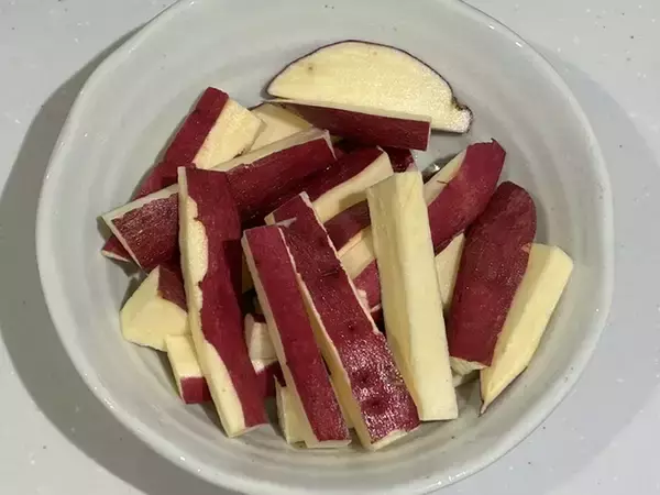 「旬のサツマイモを棒状に切って…　『甘さ2倍』の簡単レシピに「参りました！」」の画像