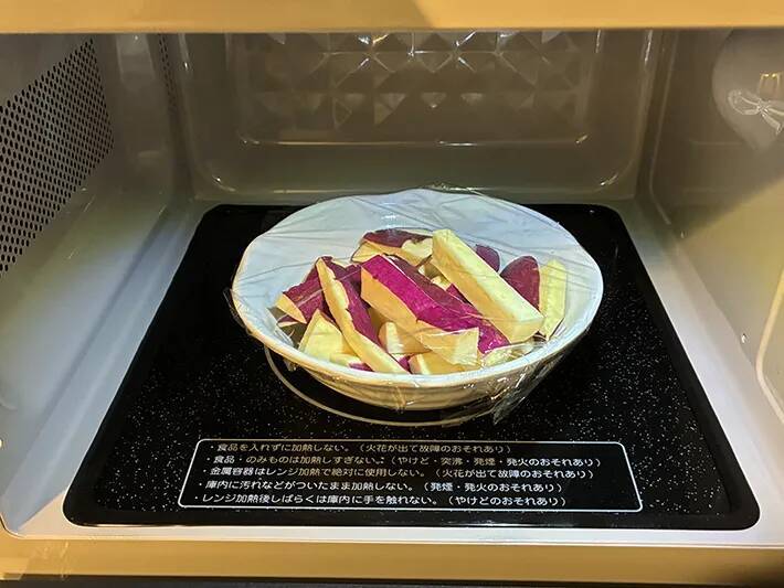 旬のサツマイモを棒状に切って…　『甘さ2倍』の簡単レシピに「参りました！」