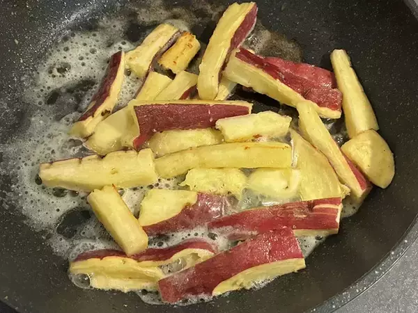 「旬のサツマイモを棒状に切って…　『甘さ2倍』の簡単レシピに「参りました！」」の画像