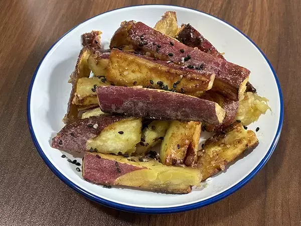 「旬のサツマイモを棒状に切って…　『甘さ2倍』の簡単レシピに「参りました！」」の画像