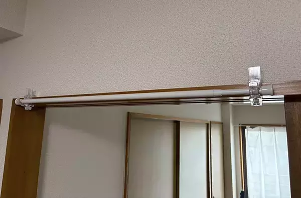 「浴室前につっぱり棒を設置して…　『かもいフック』と組み合わせて収納作る裏ワザ」の画像