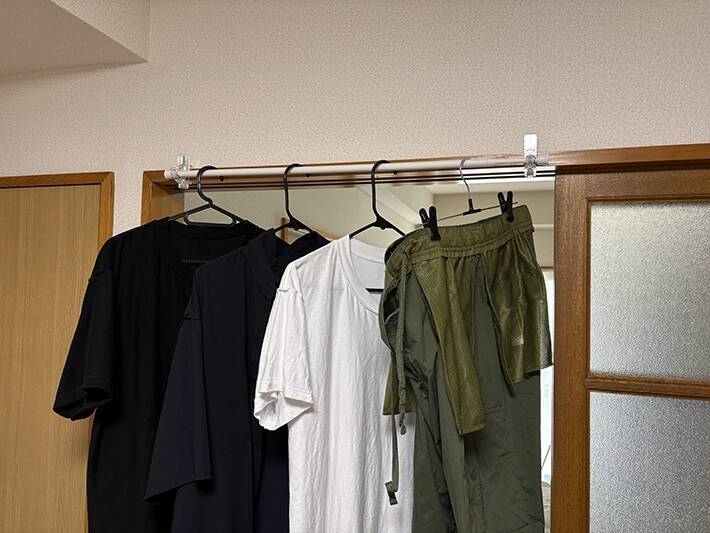 浴室前につっぱり棒を設置して…　『かもいフック』と組み合わせて収納作る裏ワザ