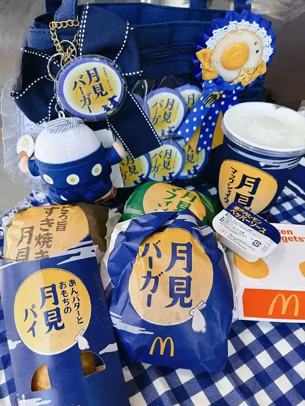 「月見バーガー発売初日、現れた『ガチファン』がすごかった　推し活グッズに「愛が強すぎる」」の画像