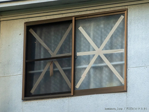 窓ガラスに『テープを米印に貼る効果』はある？ない？　ガラス施工会社が回答【台風対策】