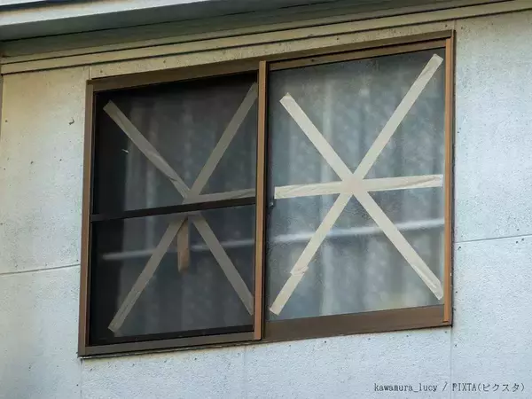 窓ガラスに『テープを米印に貼る効果』はある？ない？　ガラス施工会社が回答【台風対策】