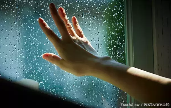 「窓ガラスに『テープを米印に貼る効果』はある？ない？　ガラス施工会社が回答【台風対策】」の画像