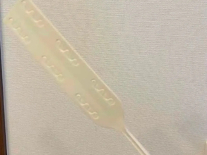 隙間掃除の効率アップ！　100円アイテムの組み合わせに「使いやすい」「快適」