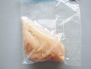 ジッパー袋を『机の角』に滑らせると？　驚きの結果に「快感すぎ」「頭いい」【調理テク4選】