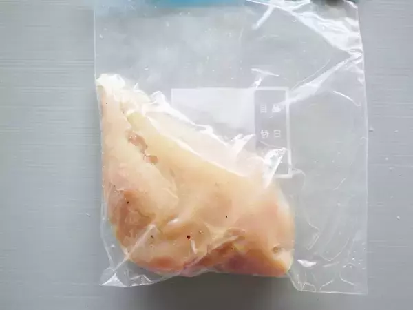 ジッパー袋を『机の角』に滑らせると？　驚きの結果に「快感すぎ」「頭いい」【調理テク4選】