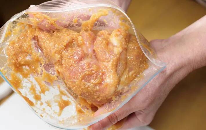 ジッパー袋を『机の角』に滑らせると？　驚きの結果に「快感すぎ」「頭いい」【調理テク4選】