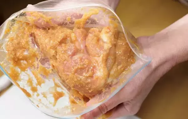 「ジッパー袋を『机の角』に滑らせると？　驚きの結果に「快感すぎ」「頭いい」【調理テク4選】」の画像