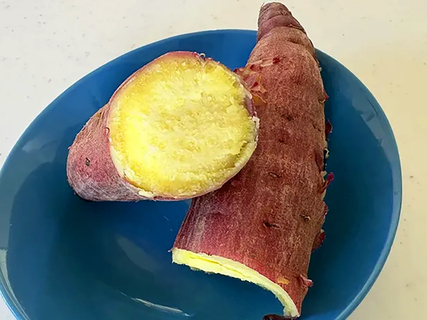 アルミでサツマイモを包み… フライパン30分で作る『焼き芋風』が家族に大好評