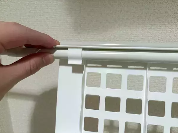 「トイレにつっぱり棒を2本設置　収納増やす『ダイソー』アイテムが手頃で便利！」の画像