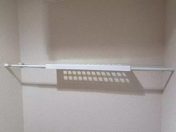 「トイレにつっぱり棒を2本設置　収納増やす『ダイソー』アイテムが手頃で便利！」の画像