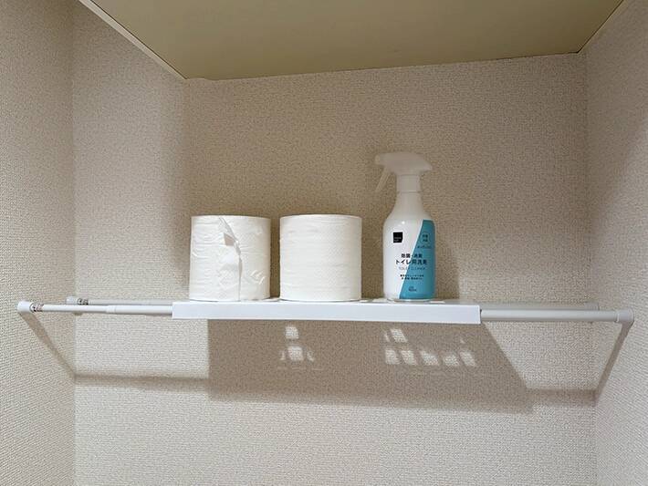 トイレにつっぱり棒を2本設置　収納増やす『ダイソー』アイテムが手頃で便利！