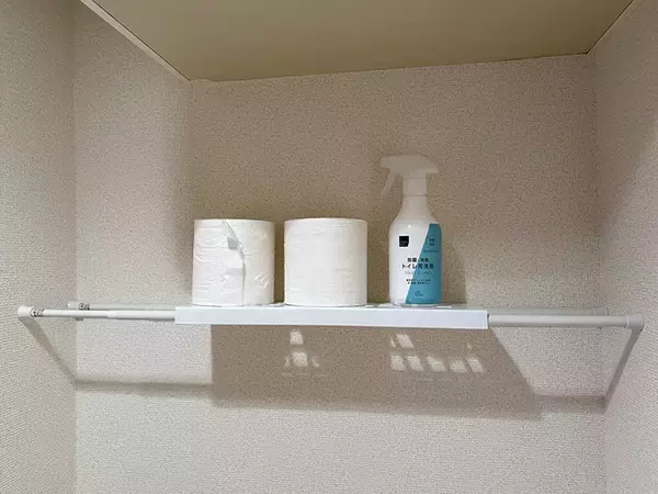 「トイレにつっぱり棒を2本設置　収納増やす『ダイソー』アイテムが手頃で便利！」の画像