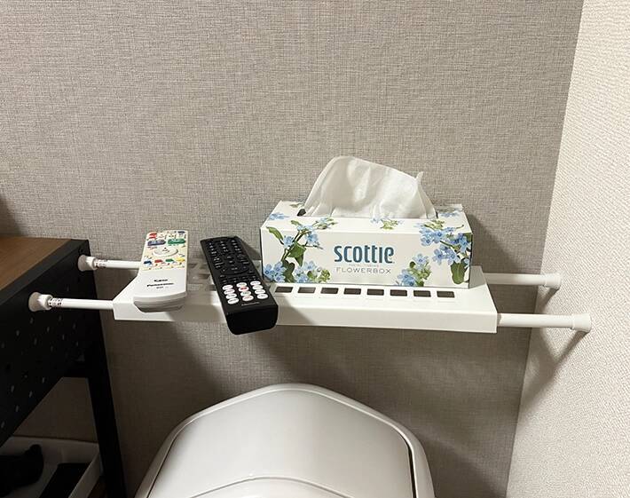 トイレにつっぱり棒を2本設置　収納増やす『ダイソー』アイテムが手頃で便利！