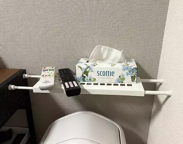 「トイレにつっぱり棒を2本設置　収納増やす『ダイソー』アイテムが手頃で便利！」の画像