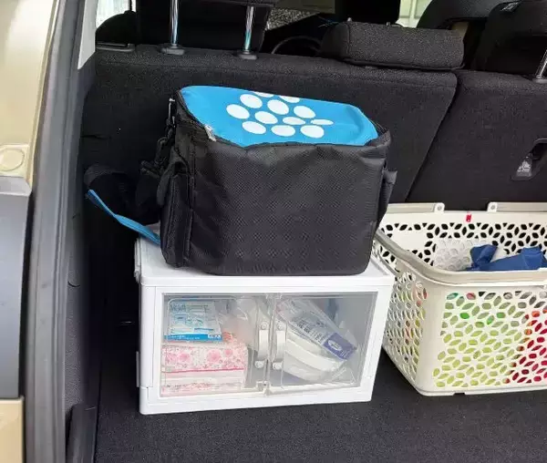 「車の防災グッズ収納に『100均ケース』を使うと…　いざという時に取り出しやすい！」の画像
