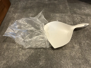 ちりとりに1枚の『ビニール袋』をセット　玄関掃除がラクになる方法が「一石二鳥！」