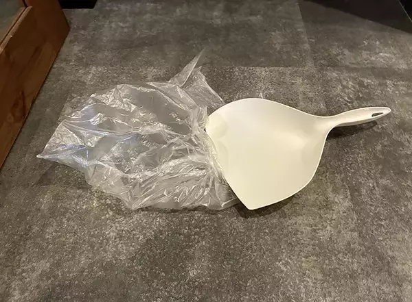 「ちりとりに1枚の『ビニール袋』をセット　玄関掃除がラクになる方法が「一石二鳥！」」の画像