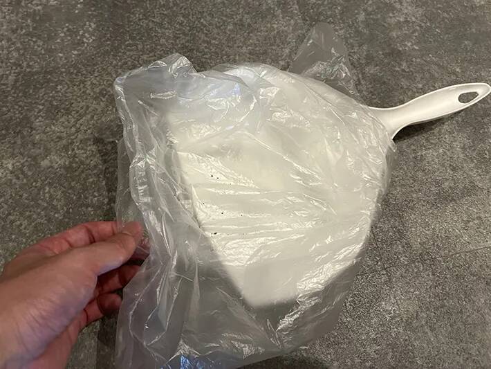 ちりとりに1枚の『ビニール袋』をセット　玄関掃除がラクになる方法が「一石二鳥！」