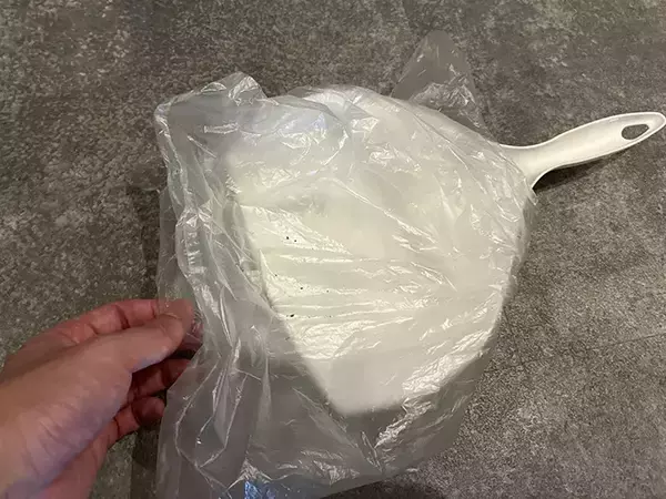 「ちりとりに1枚の『ビニール袋』をセット　玄関掃除がラクになる方法が「一石二鳥！」」の画像