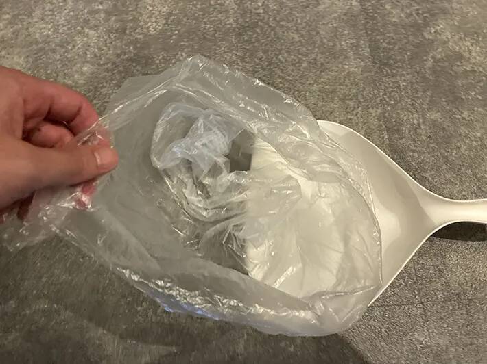 ちりとりに1枚の『ビニール袋』をセット　玄関掃除がラクになる方法が「一石二鳥！」
