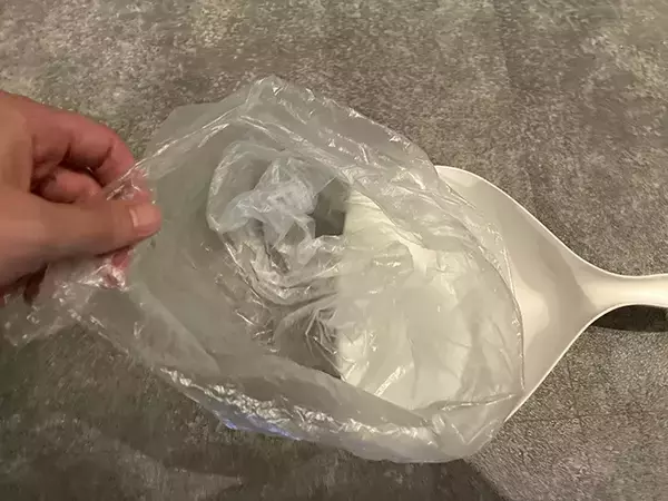 「ちりとりに1枚の『ビニール袋』をセット　玄関掃除がラクになる方法が「一石二鳥！」」の画像