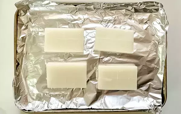 「餅を半分にカットして…　挟んだものに「息子がパクパク」「めっちゃ合う」」の画像