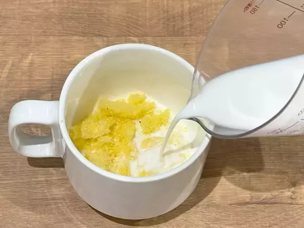 「【検証】これ知ってた？　うまい棒を粉々にして牛乳注いだら…」の画像