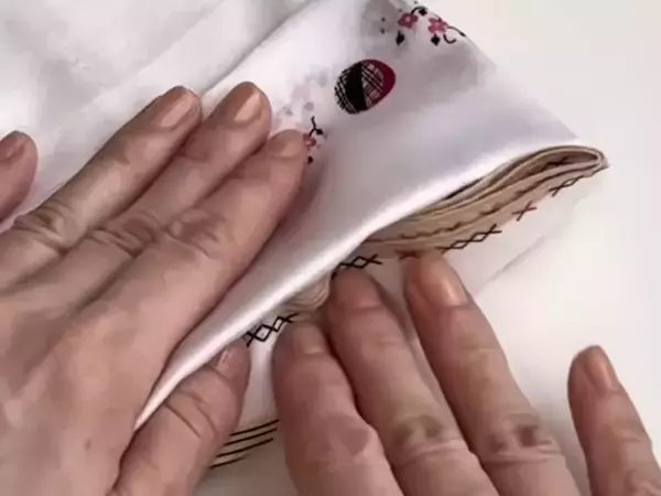 余ったハンカチ、まだ使えます　15秒でかわいい『ポーチ』が作れる方法【裁縫道具不要】