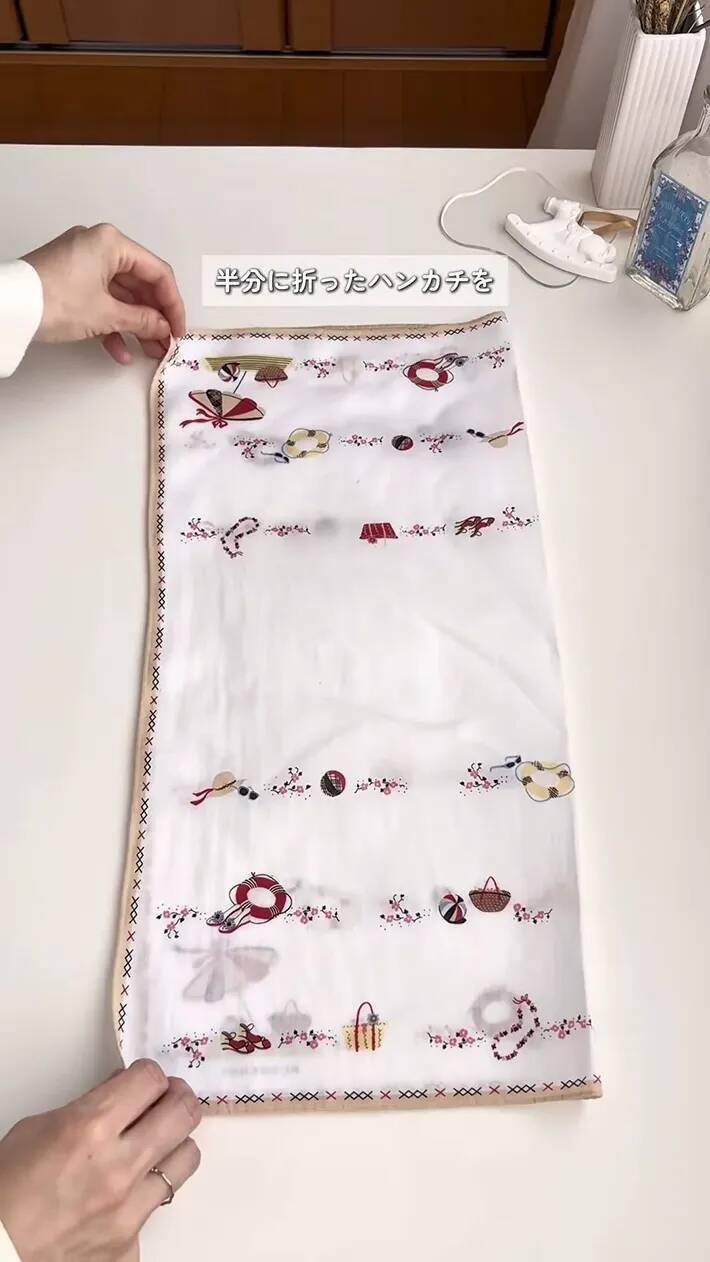 余ったハンカチ、まだ使えます　15秒でかわいい『ポーチ』が作れる方法【裁縫道具不要】
