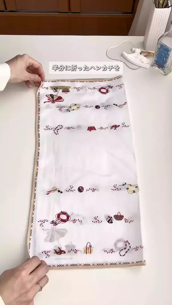 「余ったハンカチ、まだ使えます　15秒でかわいい『ポーチ』が作れる方法【裁縫道具不要】」の画像