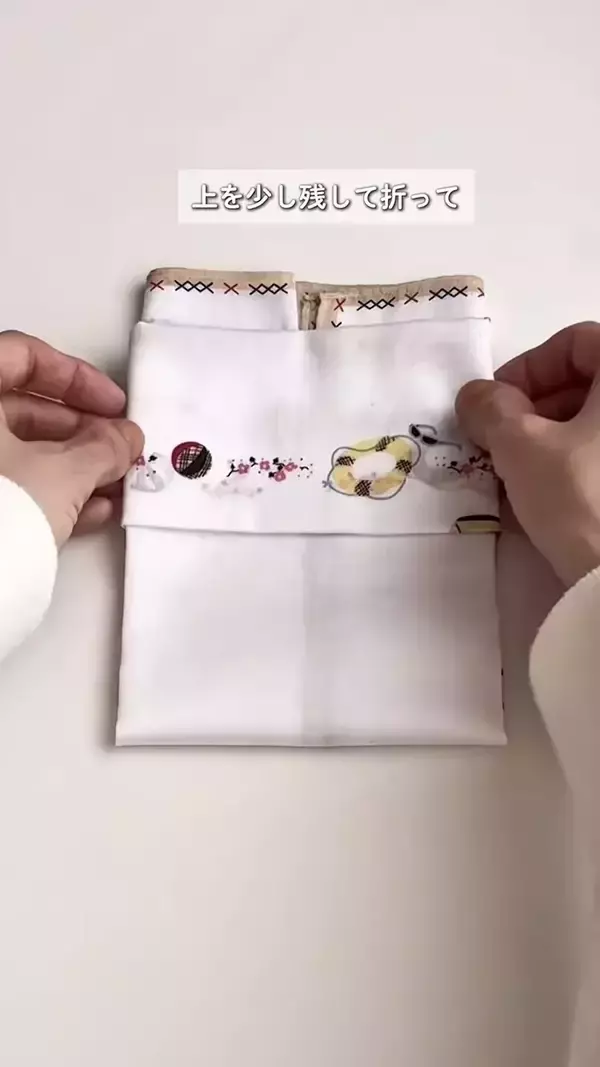 「余ったハンカチ、まだ使えます　15秒でかわいい『ポーチ』が作れる方法【裁縫道具不要】」の画像