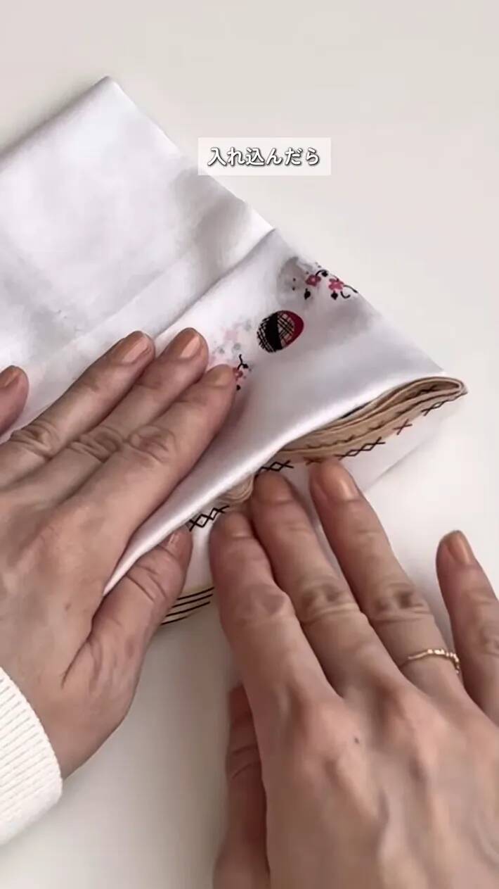 余ったハンカチ、まだ使えます　15秒でかわいい『ポーチ』が作れる方法【裁縫道具不要】